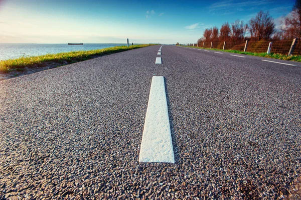 Asfalt yol boyunca bir fantastik yaz günü güneşin denizde. — Stok fotoğraf