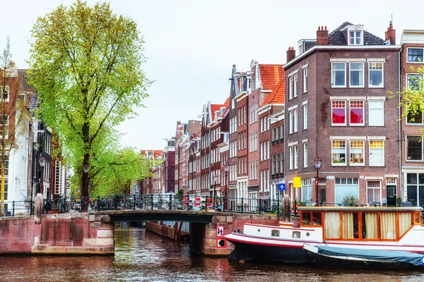 Amsterdamse grachten en typische huizen. — Stockfoto