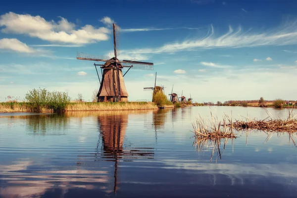 Mulini a vento tradizionali olandesi dal canale Rotterdam. Paesi Bassi . — Foto Stock