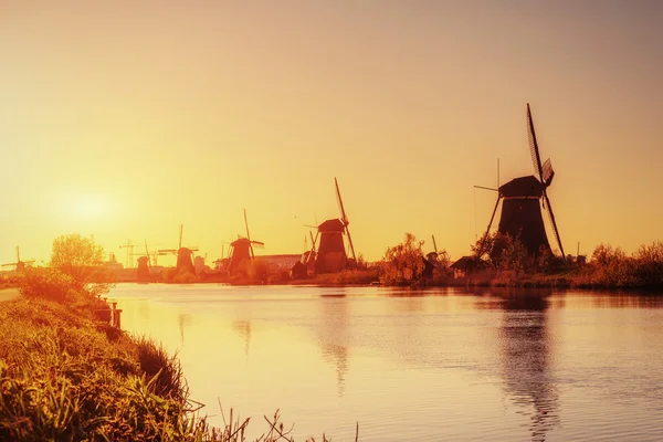 Hagyományos holland szélmalmok Rotterdam a csatornáról. Hollandia. — Stock Fotó