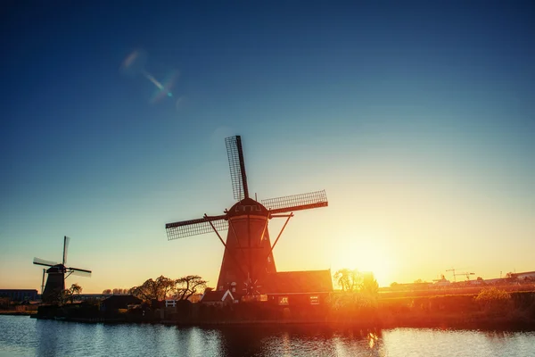 Moulins à vent hollandais traditionnels du canal Rotterdam. Pays Bas . — Photo