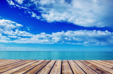 denizin üzerinde mavi gökyüzü