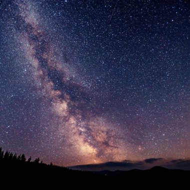 Fantastik kış meteor yağmuru ve karla kaplı dağlar