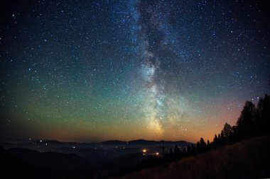 Fantastik kış meteor yağmuru ve karla kaplı dağlar