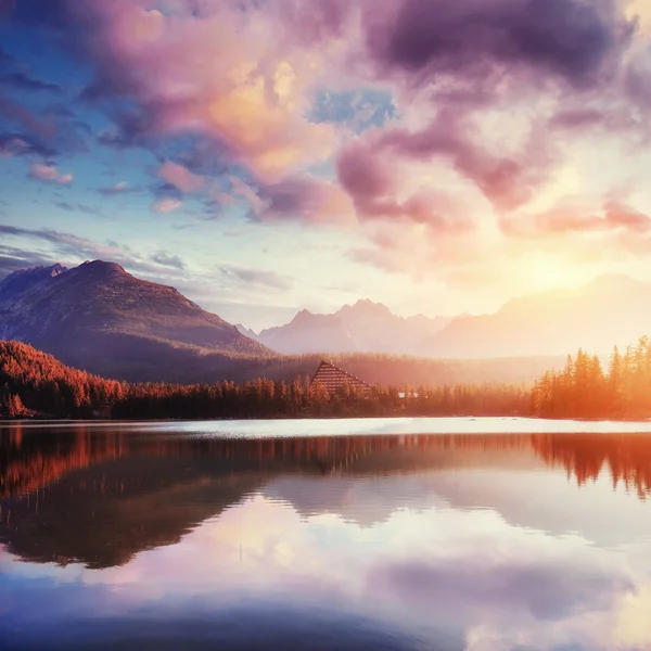 Majestuoso lago de montaña en Parque Nacional Alto Tatra . — Foto de Stock