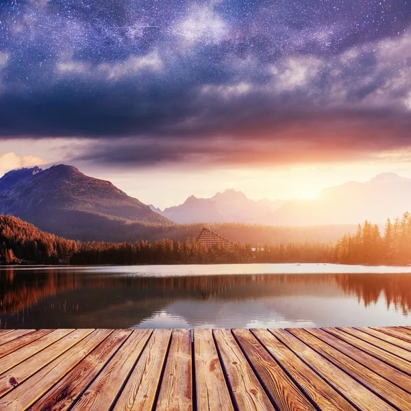 Fantástico Shtrbske Pleso High Tatras. Molino holandés por la noche . — Foto de Stock