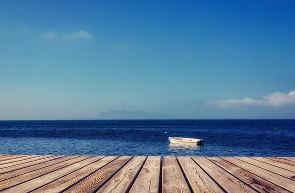 Yacht on the background of sea and sky in the clouds — Stock Photo, Image