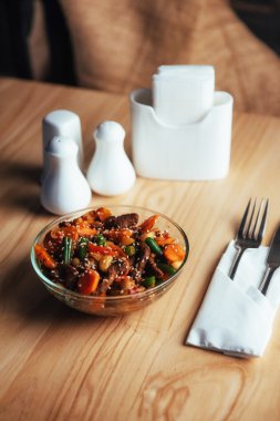 Salata ile sığır eti, havuç ve fasoli konzhutom ile serpilir