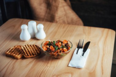 Salata ile sığır eti, havuç ve fasoli konzhutom ile serpilir