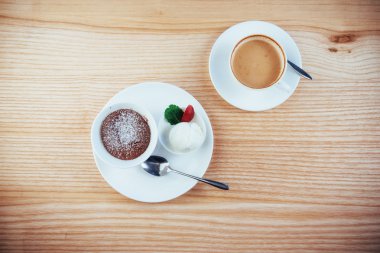 Pasta ve çikolata ve kapuçino ile dondurma 
