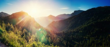 Güneş ışığı tarafından parlak fantastik güneşli tepeler. Karpat, Ukrayna