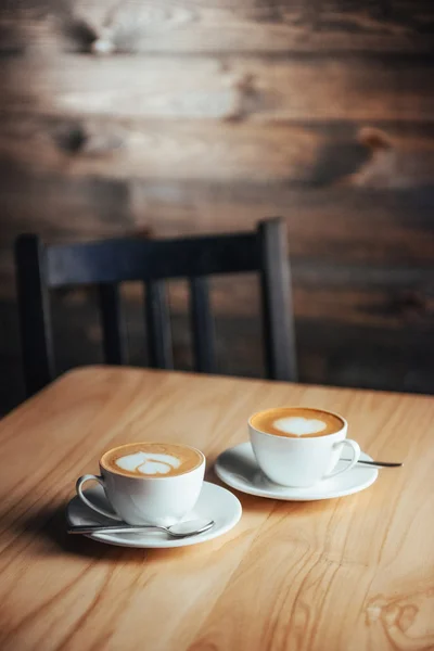 Dos tazas de café gourmet capuchino — Foto de Stock