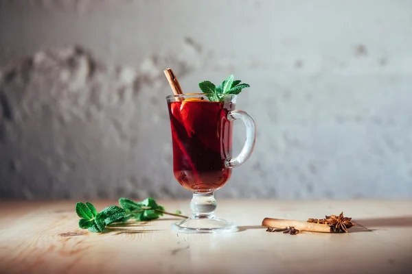 Vinho amassado com fatia de laranja e especiarias. Dof rasa . — Fotografia de Stock