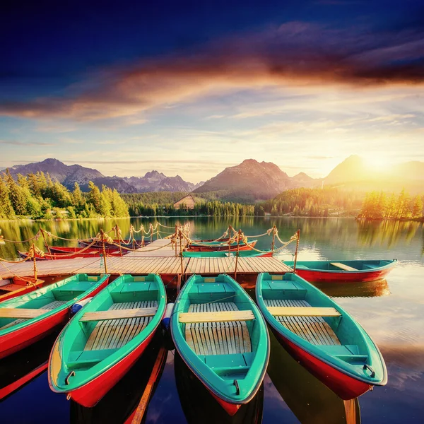 Bateau sur le quai entouré de montagnes. Fantastique Shtrbske Pleso — Photo