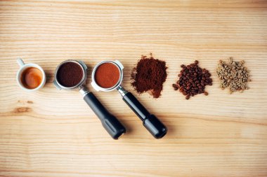 Bir fincan kahve ve kahve çekirdekleri üç farklı çeşit üstten görünüm.