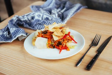 Meksikalı tortilla cips sebze salatası ile
