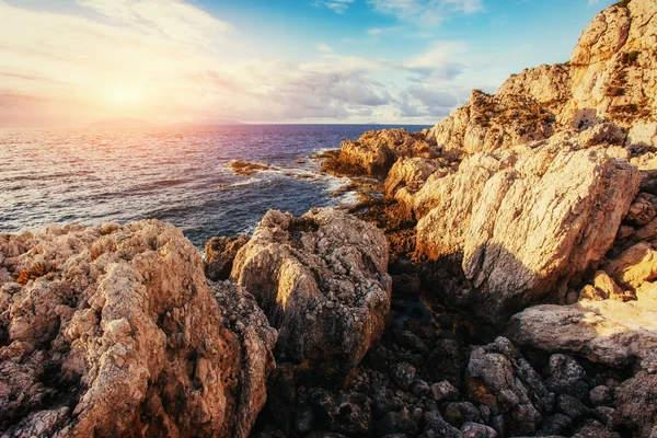 迷人的海景与蓝天 戏剧性和风景如画的场面 利帕利岛 西西里岛 意大利 地中海和第勒尼安海海 — 图库照片
