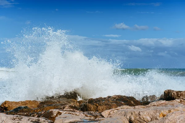 Golven Het Landschap Van Zee Tegen Een Achtergrond Van Blauwe — Stockfoto