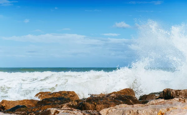 Golven Het Landschap Van Zee Tegen Een Achtergrond Van Blauwe — Stockfoto