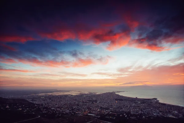 Cielo Estrellado Sobre Montañas Rocosas Fantástica Ciudad Iluminación Que Aparece —  Fotos de Stock