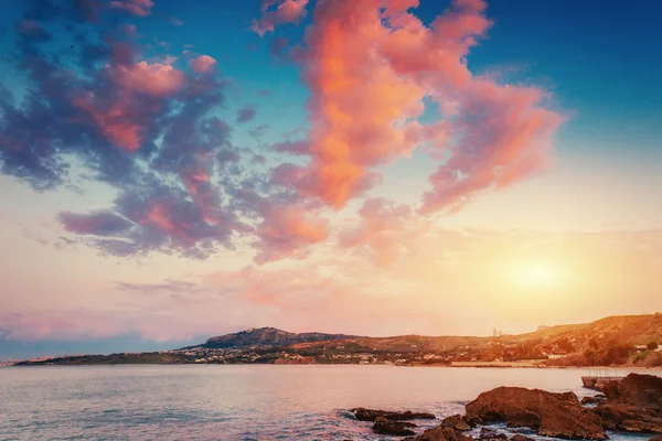 风景名胜多岩石的海岸线海角 Milazzo Sicily 意大利 — 图库照片