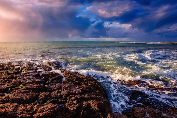 Golven Het Landschap Van Zee Tegen Een Achtergrond Van Blauwe — Stockfoto