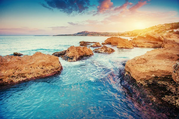 风景名胜多岩石的海岸线海角 Milazzo Sicily 意大利 — 图库照片
