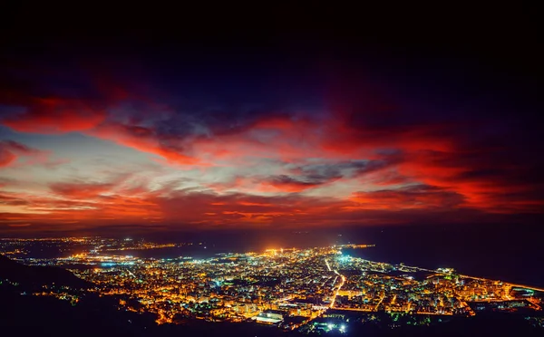 Cielo Estrellado Sobre Montañas Rocosas Fantástica Ciudad Iluminación Que Aparece — Foto de Stock