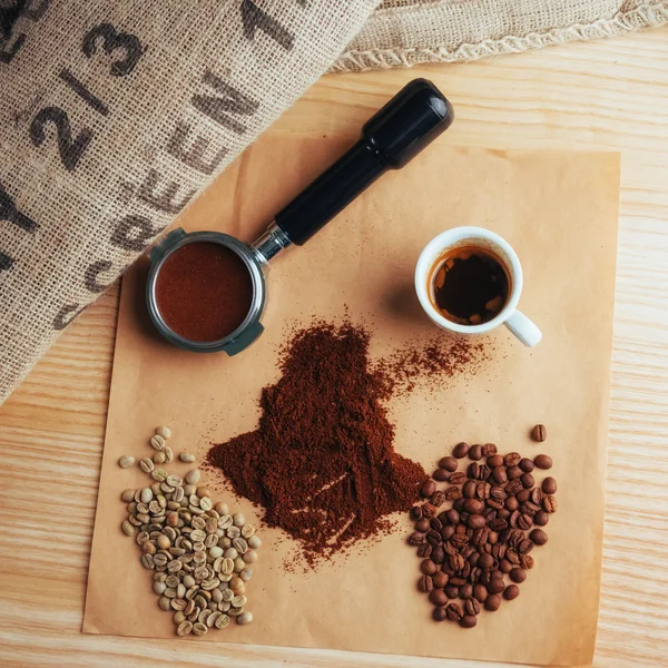 一杯のコーヒーとコーヒー豆の 種類の平面図 — ストック写真