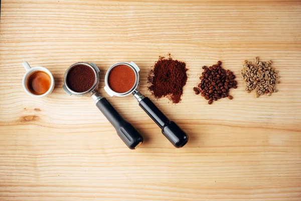 Widok Góry Filiżanką Kawy Trzy Różne Odmiany Ziaren Kawy — Zdjęcie stockowe