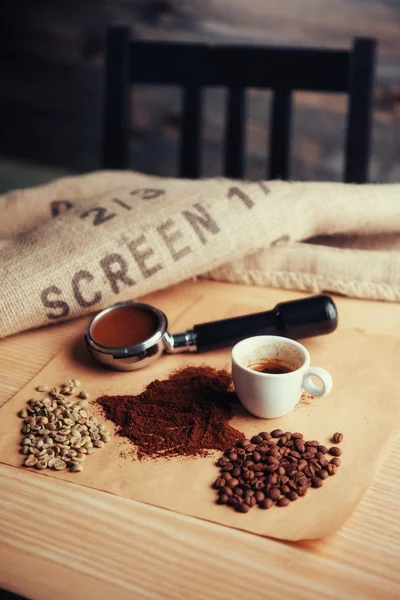 Bovenaanzicht Van Een Kopje Koffie Drie Verschillende Soorten Koffiebonen — Stockfoto