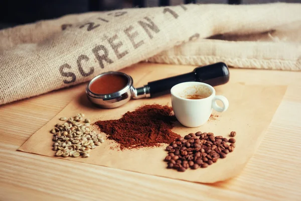 Bovenaanzicht Van Een Kopje Koffie Drie Verschillende Soorten Koffiebonen — Stockfoto