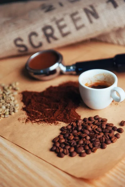 Bovenaanzicht Van Een Kopje Koffie Drie Verschillende Soorten Koffiebonen — Stockfoto