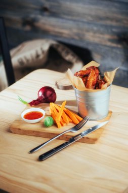 ahşap arka plan üzerinde süslenmiş tavuk kanadı