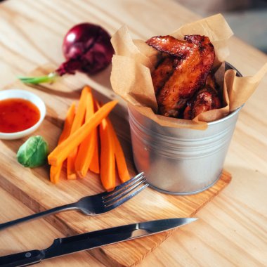 sebze ile süslenmiş tavuk kanadı