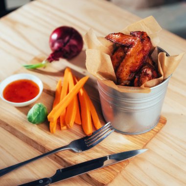 sebze ile süslenmiş tavuk kanadı