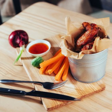 sebze ile süslenmiş tavuk kanadı