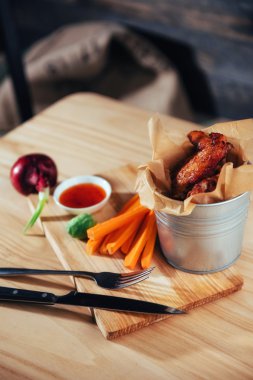 ahşap arka plan üzerinde süslenmiş tavuk kanadı