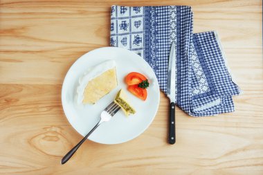 Ispanak ve domates dilim pasta