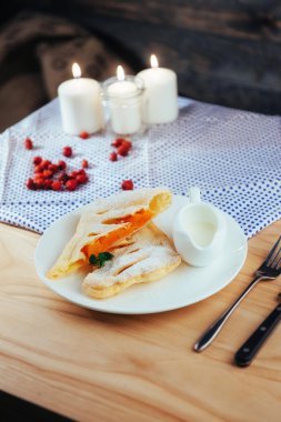 Bir parça taze kabak strudel eve toz şeker ve krema ve ince dal nane ile pişmiş