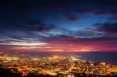 Sahilde bir gece ile şehir