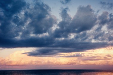 renkli gökyüzü güneş arka planda dağlar ile. gündoğumu günbatımı,.