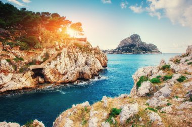 Doğal kayalık sahil Cape Milazzo. Sicilya, İtalya.