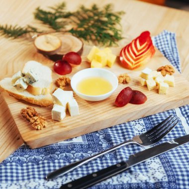 Peynir tabağı ile mavi peynir Dor, parmesan peyniri, Brie, Camembert ve rokfor ve ceviz masada bir ağaç korumak için Kapat