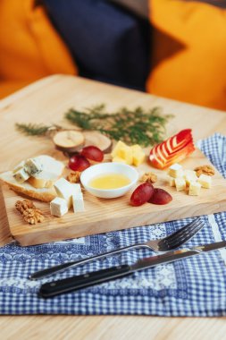 Peynir tabağı ile mavi peynir Dor, parmesan peyniri, Brie, Camembert ve rokfor ve ceviz masada bir ağaç korumak için Kapat