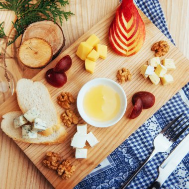 Peynir tabağı ile mavi peynir Dor, parmesan peyniri, Brie, Camembert ve rokfor ve ceviz masada bir ağaç korumak için Kapat