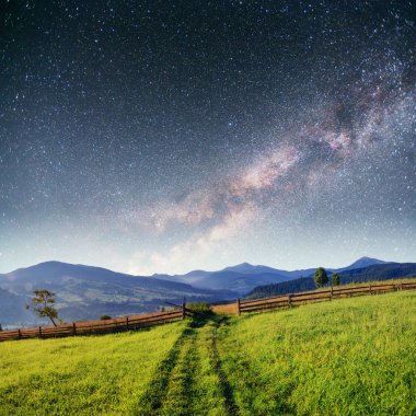 Fantastik yıldızlı gökyüzü yığınları ve geleneksel dağ köylerinde. Karpatlar, Ukrayna