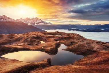 Sunset bulvarında dağ gölü Koruldi. Üst Svaneti, Georgia, Europe.