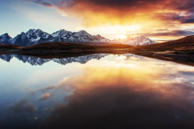 Sunset bulvarında dağ gölü Koruldi. Üst Svaneti, Georgia, Europe.