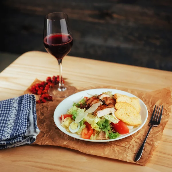 Caesarsallad Med Krutonger Vaktelägg Körsbärstomater Och Grillad Kyckling — Stockfoto